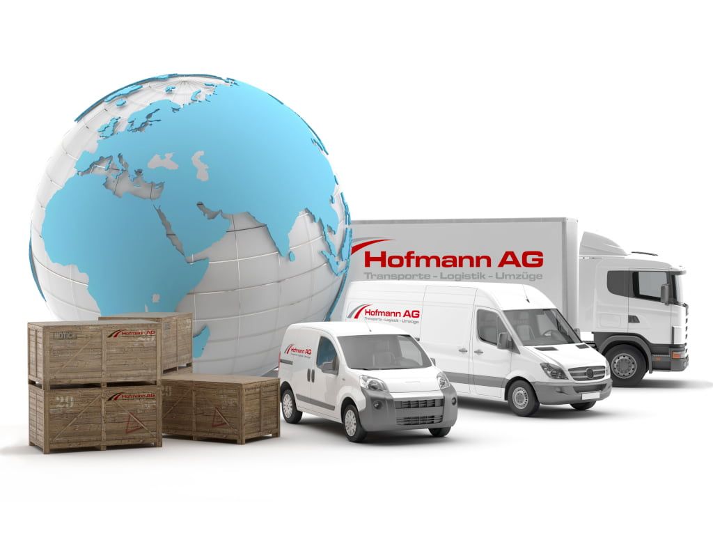 Weltkugel im Hintergrund mit LKW, Kleintransportern und Umzugskisten der Hofmann AG im Vordergrund